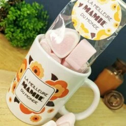 Mug "La Meilleure Mamie Du Monde" Et Ses Guimauves Coeurs X10 - Cadeau Mamie -cadeaux boutique mug meilleure mamie chamallows cote 1