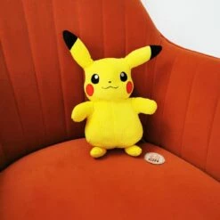 Pokémon - Peluche Pikachu En Velour Côtelé - 20 Cm -cadeaux boutique peluche pokemon pikachu loin