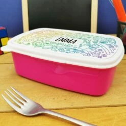 Boîte à Goûter & Gourde Enfant Personnalisées- Arc En Ciel:fille Ou Garçon 13 Boîte à Goûter & Gourde Enfant Personnalisées- Arc En Ciel:fille Ou Garçon -cadeaux boutique personnalisee Rentree scolaire inscription Arc en ciel boite a gouter rose cote
