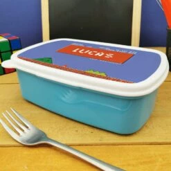 Boîte à Goûter & Gourde Enfant PersonnaliséesRetrogaming 15 Boîte à Goûter & Gourde Enfant PersonnaliséesRetrogaming -cadeaux boutique personnalisee Rentree scolaire inscription Retrogaming boite a gouter bleu cote 1