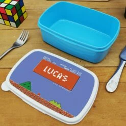 Boîte à Goûter & Gourde Enfant PersonnaliséesRetrogaming 13 Boîte à Goûter & Gourde Enfant PersonnaliséesRetrogaming -cadeaux boutique personnalisee Rentree scolaire inscription Retrogaming boite a gouter bleu ouverte 1