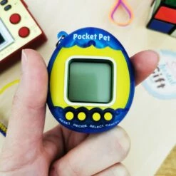 Pocket Pet - Porte Clé - Animal De Compagnie Numérique -cadeaux boutique pocket pet bleu main