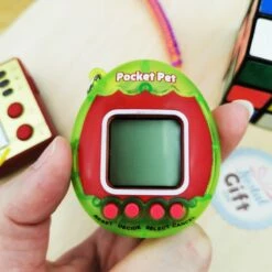 Pocket Pet - Porte Clé - Animal De Compagnie Numérique -cadeaux boutique pocket pet vert main