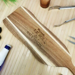Planche à Découper Acacia Prénom Personnalisable - "Le Roi Du Saucisson" -cadeaux boutique roi du saucisson planche a decouper acacia zoom
