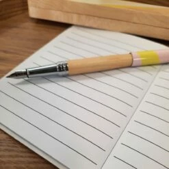 Stylo Plume En Bois D'érable Avec étui - Modèle Arty (Oberthur) -cadeaux boutique stylo plume gros plan acacia