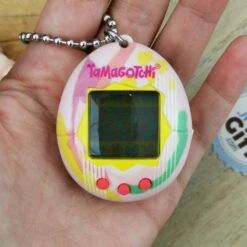 Tamagotchi Orginial - Gen 2 - Art Style - Tamagotchi 2022 -cadeaux boutique tamagotchi jaune gen1 main