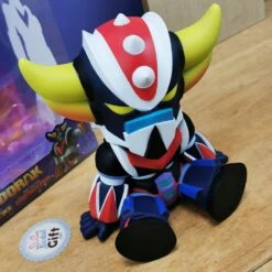 Figurine Tirelire Chibi Grendizer Assis 15 Cm - Goldorak 13 Figurine Tirelire Chibi Grendizer Assis 15 Cm - Goldorak -cadeaux boutique tirelire goldorak assis haut2