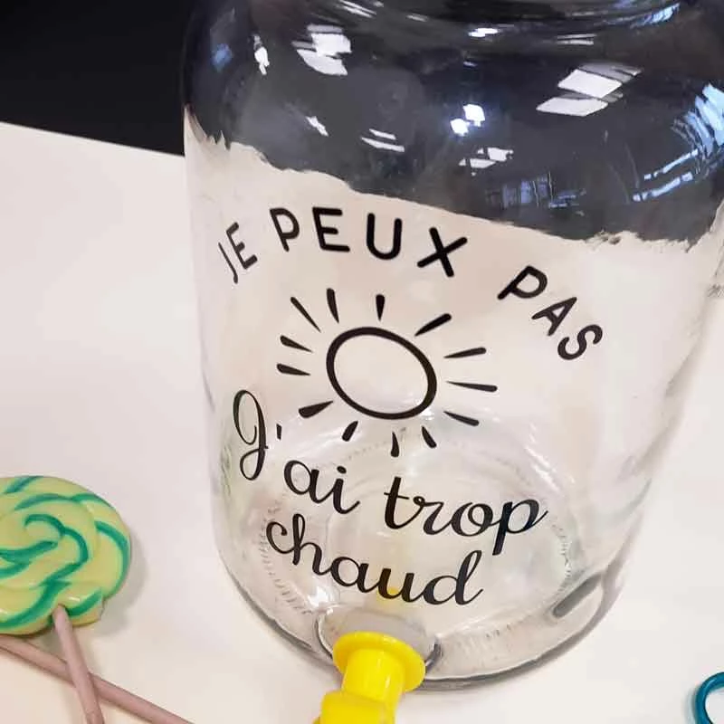 Fontaine à Boisson Avec Robinet 3,5 L Jaune- "Je Peux Pas J'ai Trop Chaud" 4 Fontaine à Boisson Avec Robinet 3,5 L Jaune- "Je Peux Pas J'ai Trop Chaud" – Image 2